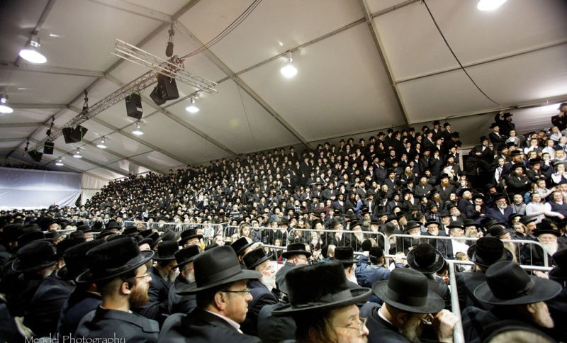 תיעוד: הרבי מויז'ניץ בהדלקת נרות חנוכה בלונדון