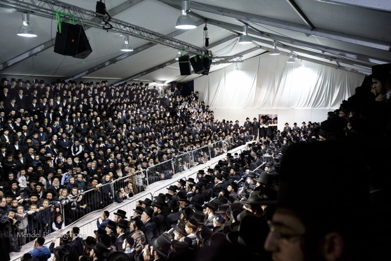 תיעוד: הרבי מויז'ניץ בהדלקת נרות חנוכה בלונדון