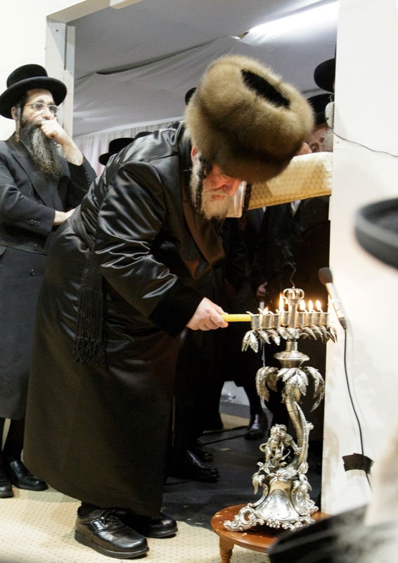 תיעוד: הרבי מויז'ניץ בהדלקת נרות חנוכה בלונדון