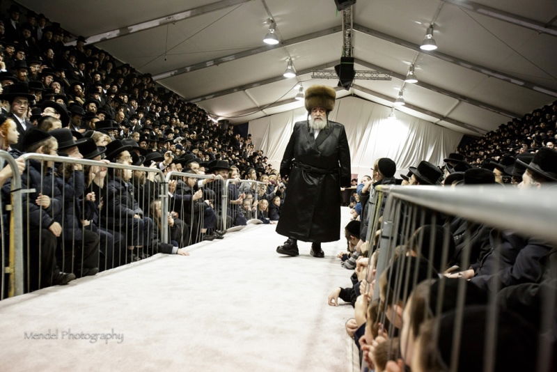 תיעוד: הרבי מויז'ניץ בהדלקת נרות חנוכה בלונדון