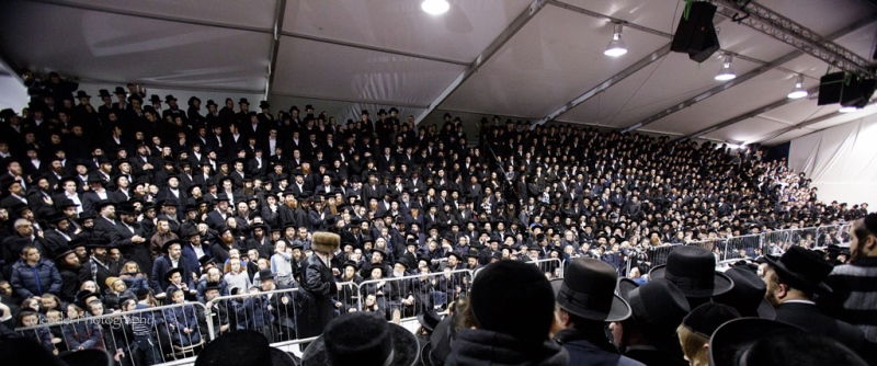 תיעוד: הרבי מויז'ניץ בהדלקת נרות חנוכה בלונדון