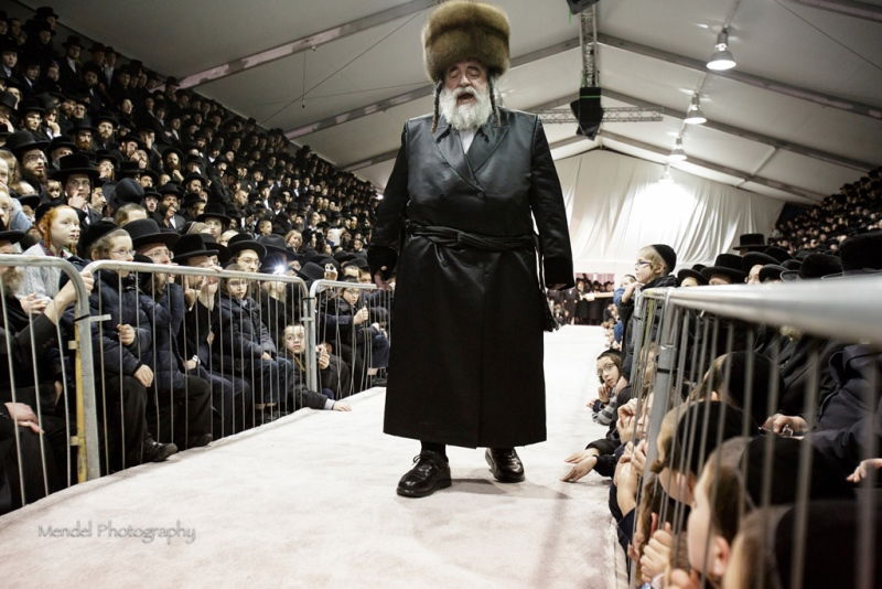 תיעוד: הרבי מויז'ניץ בהדלקת נרות חנוכה בלונדון