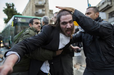 כיכר השבת: הפגנה על כליאת תלמיד הישיבה שלא התייצב בצה"ל