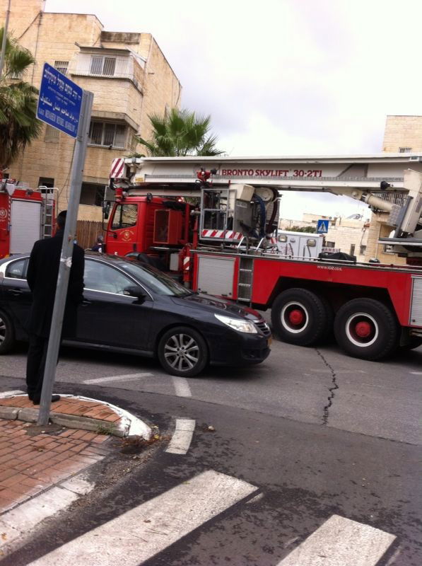 הר נוף: דירה נשרפה, שבעה נפגעו משאיפת עשן