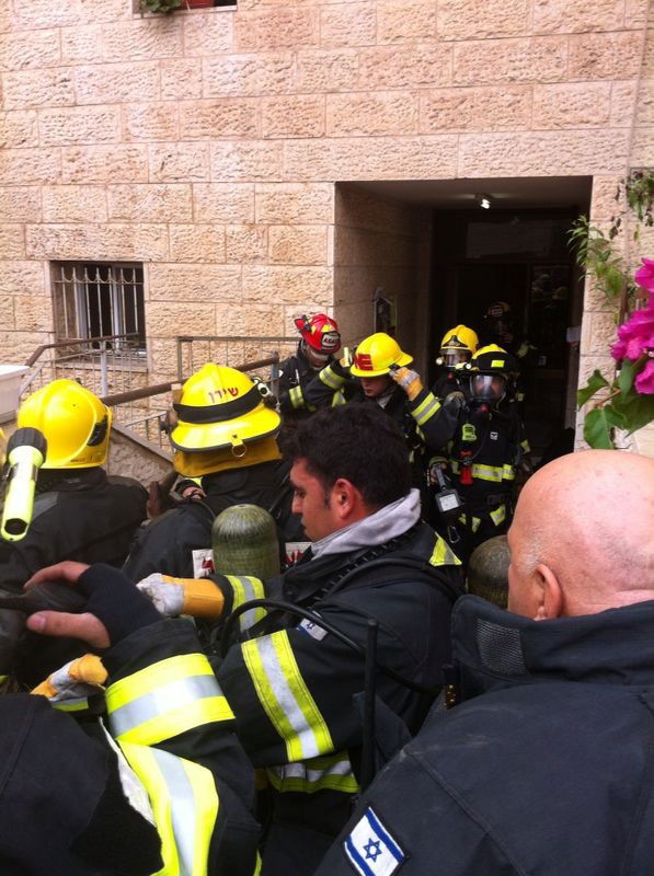 הר נוף: דירה נשרפה, שבעה נפגעו משאיפת עשן