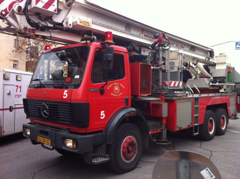 הר נוף: דירה נשרפה, שבעה נפגעו משאיפת עשן