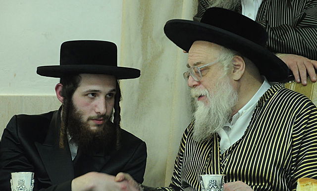 האדמו"ר מתולדות אהרן מאחל "מזל טוב" לחתן