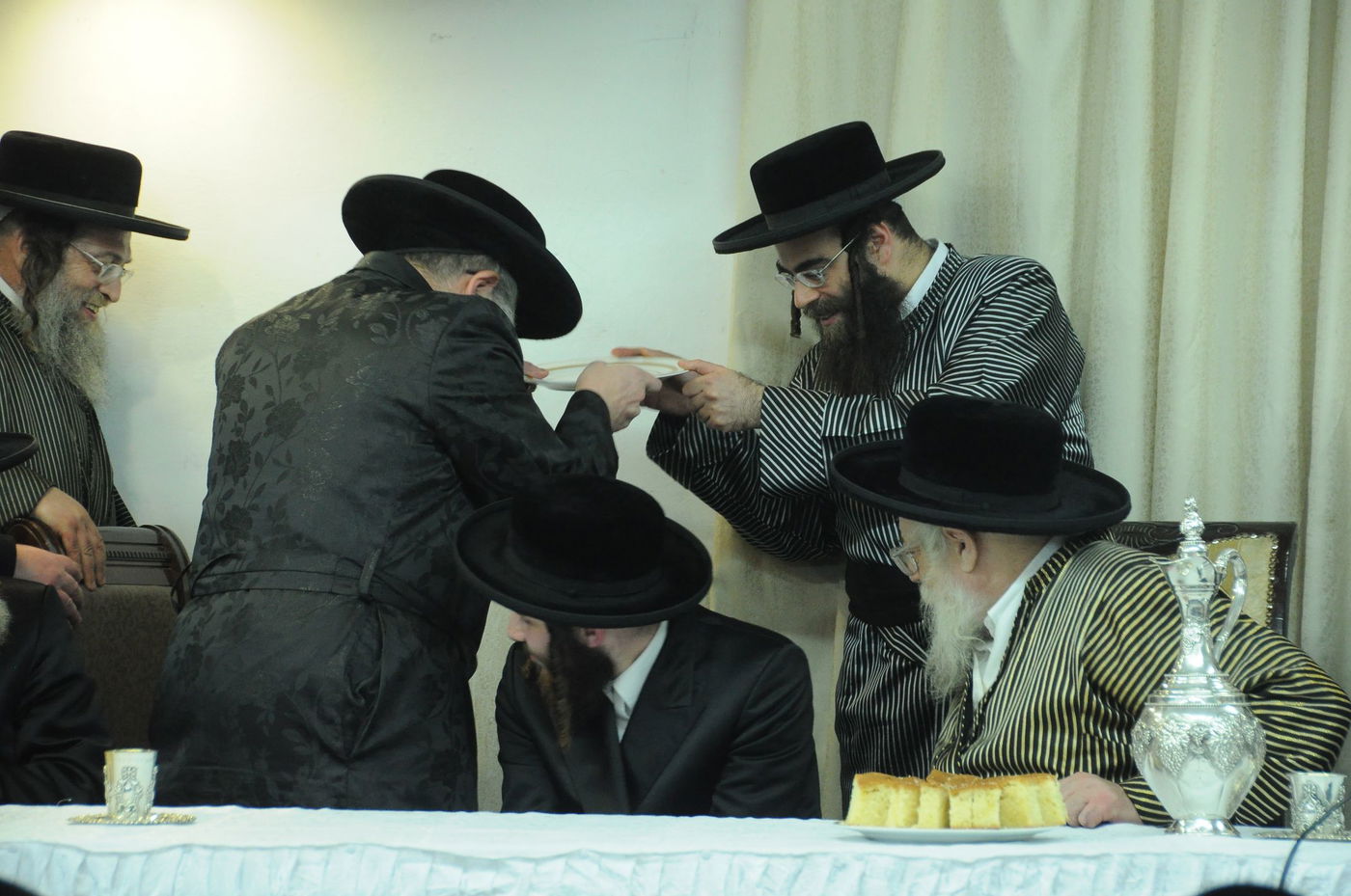 תיעוד: שמחת האירוסין לנכדת האדמו"ר מ"תולדות אהרן"