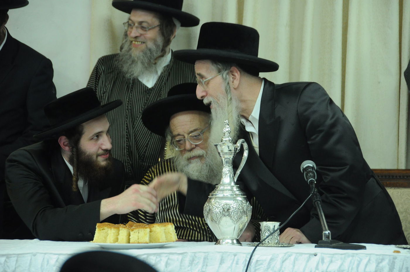 תיעוד: שמחת האירוסין לנכדת האדמו"ר מ"תולדות אהרן"