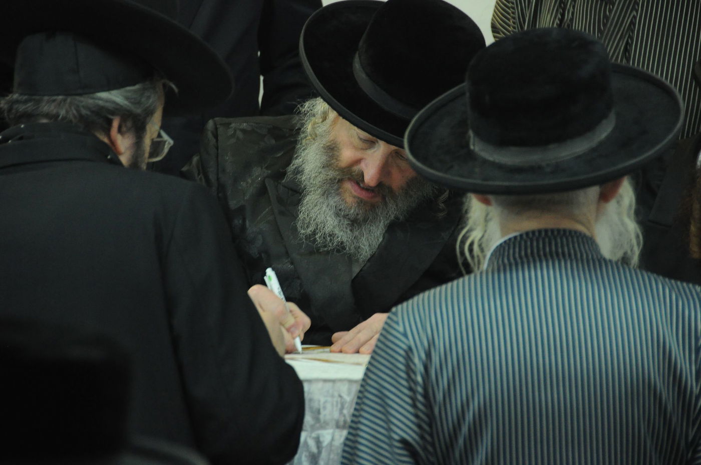 תיעוד: שמחת האירוסין לנכדת האדמו"ר מ"תולדות אהרן"