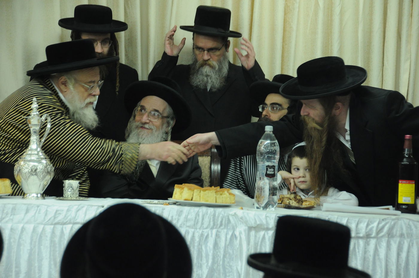 תיעוד: שמחת האירוסין לנכדת האדמו"ר מ"תולדות אהרן"