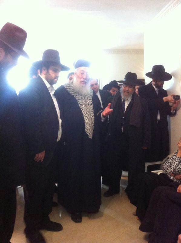 הגר"ש עמאר מנחם את בנות המשפחה, הצהריים