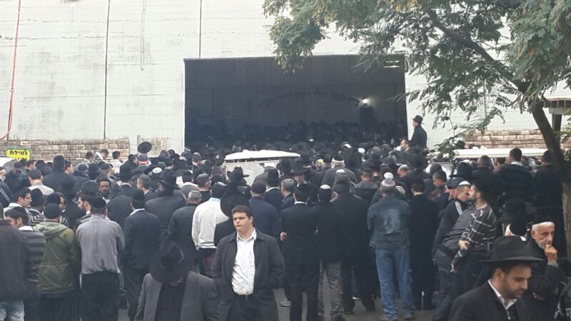 מסע ההלוויה, הצהריים.