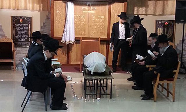 מיטת הגר"ש כהן זצ"ל בהיכל ישיבת "תורה אור", הבוקר