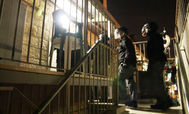 שוטרים מחפשים את המתפרעים