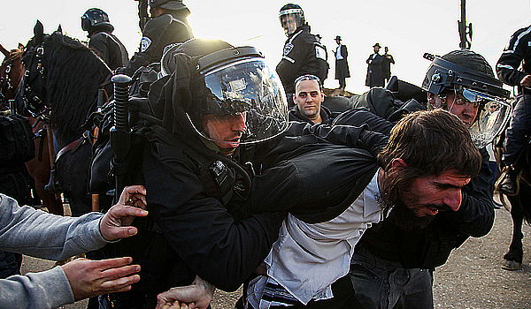 צפו: אלימות המשטרה כלפי המפגין החרדי מוצדקת?