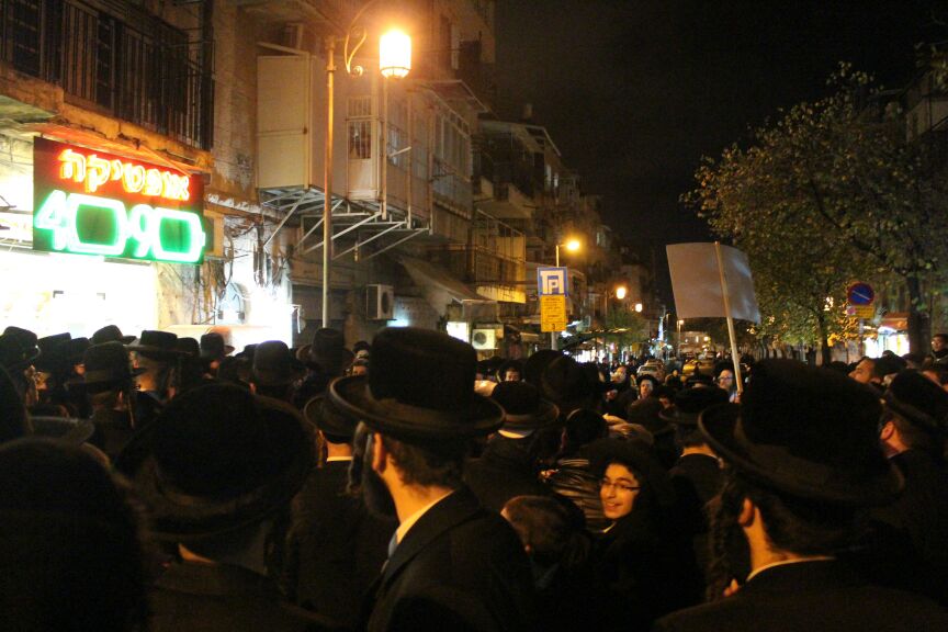 סוער בי-ם: מאות הפגינו נגד מעצרם של  תלמידי הישיבות