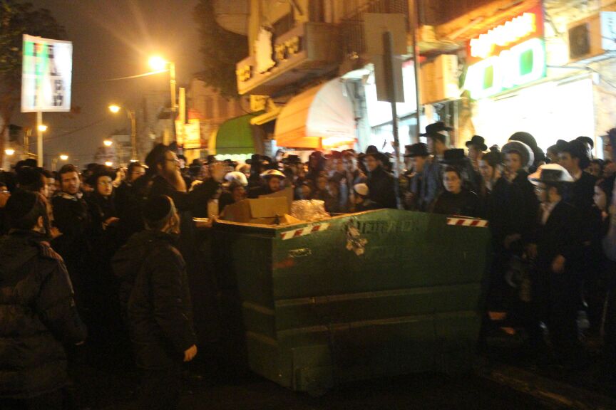 סוער בי-ם: מאות הפגינו נגד מעצרם של  תלמידי הישיבות