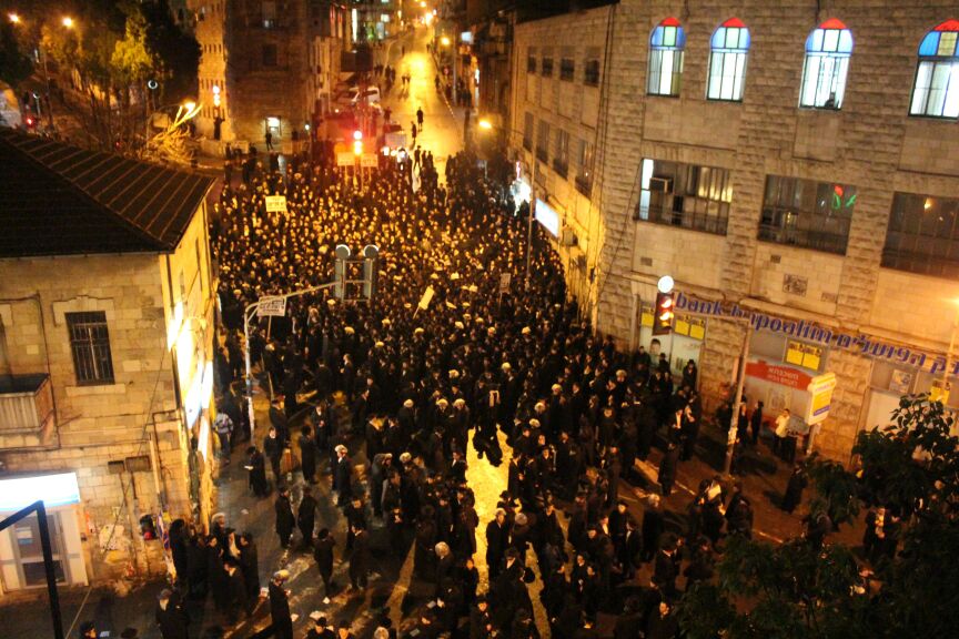 סוער בי-ם: מאות הפגינו נגד מעצרם של  תלמידי הישיבות