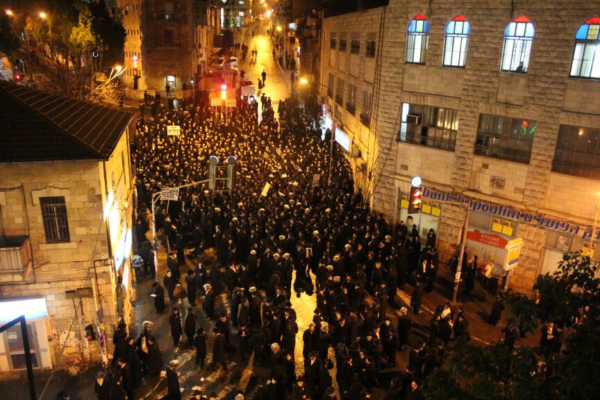 סוער בי-ם: מאות הפגינו נגד מעצרם של  תלמידי הישיבות