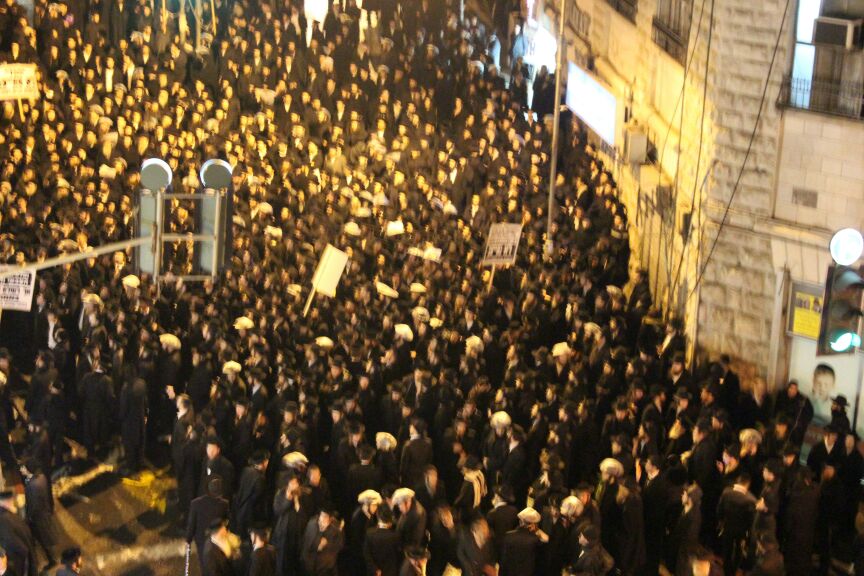 סוער בי-ם: מאות הפגינו נגד מעצרם של  תלמידי הישיבות