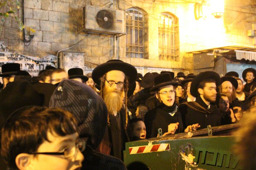 סוער בי-ם: מאות הפגינו נגד מעצרם של  תלמידי הישיבות