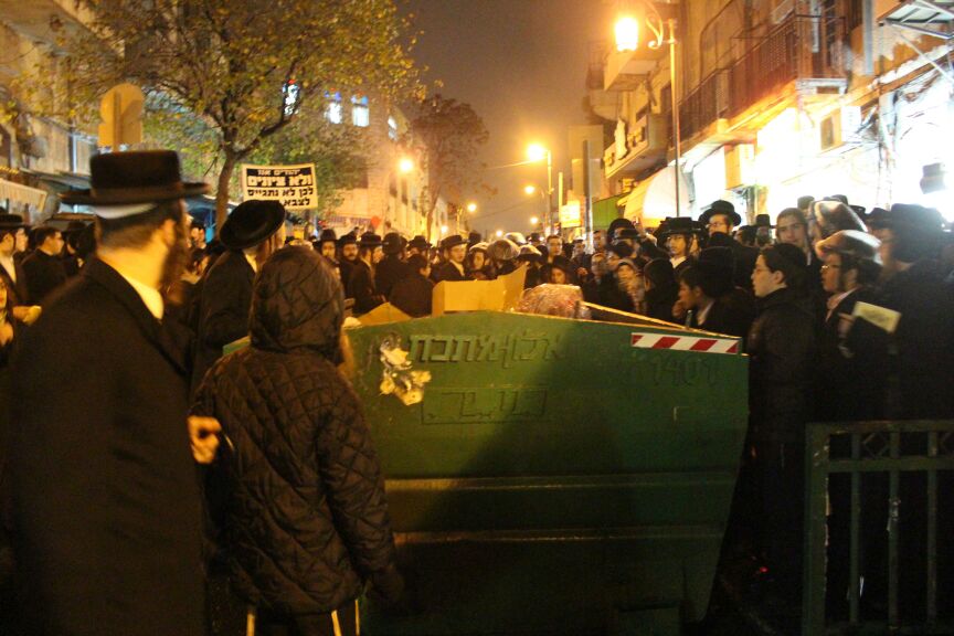 סוער בי-ם: מאות הפגינו נגד מעצרם של  תלמידי הישיבות