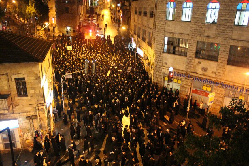 סוער בי-ם: מאות הפגינו נגד מעצרם של  תלמידי הישיבות