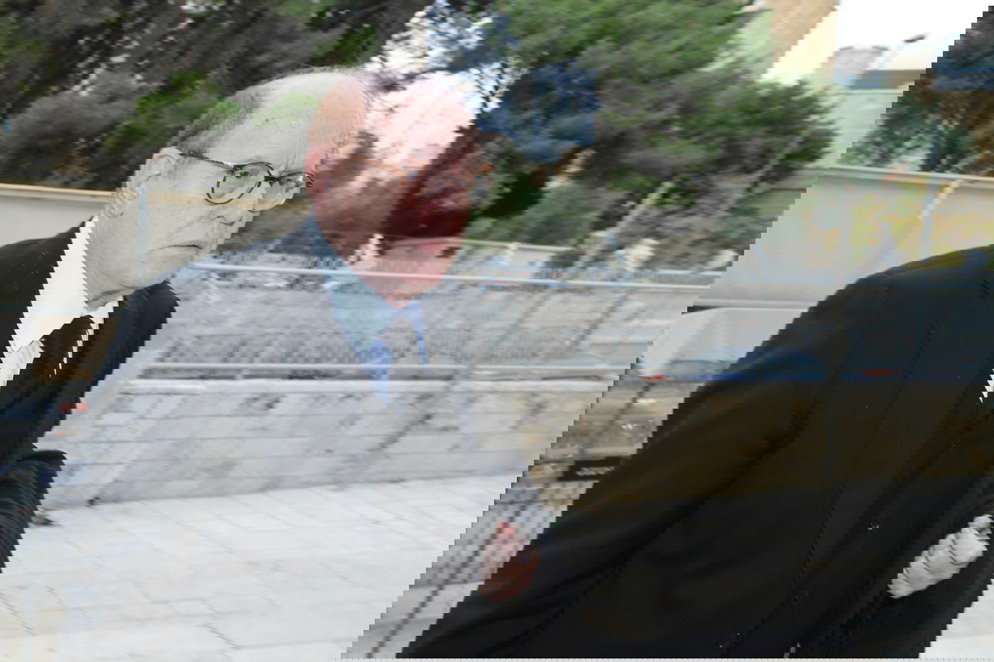 עו"ד יעקב וינרוט מגיע לבית המשפט, הבוקר