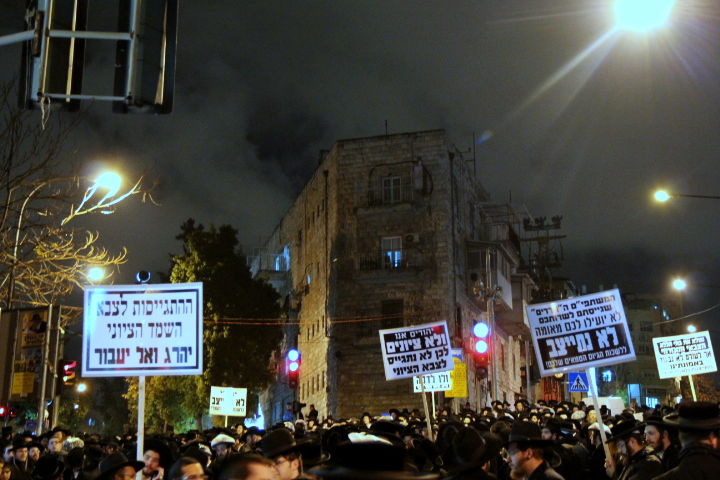 פרשים, אלות ומכת"ז נגד המפגינים הנחושים • צפו
