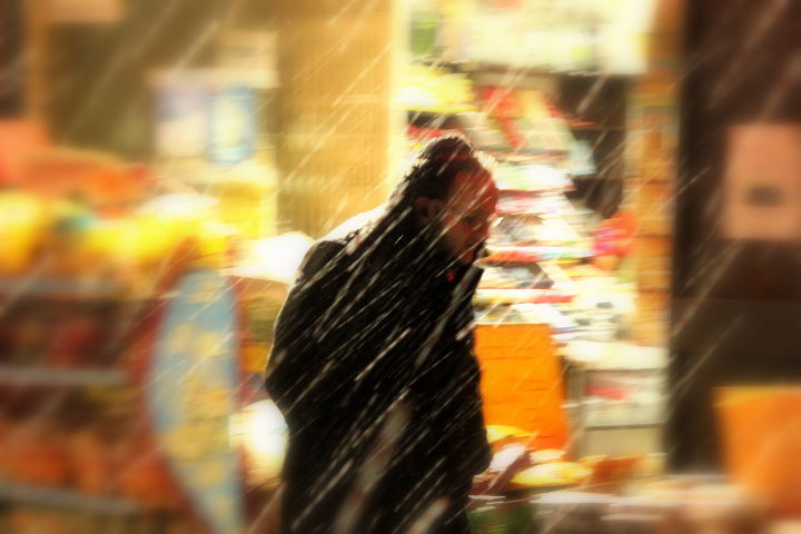 צפו בוידאו ותמונות: הבירה נצבעת בלבן בוהק