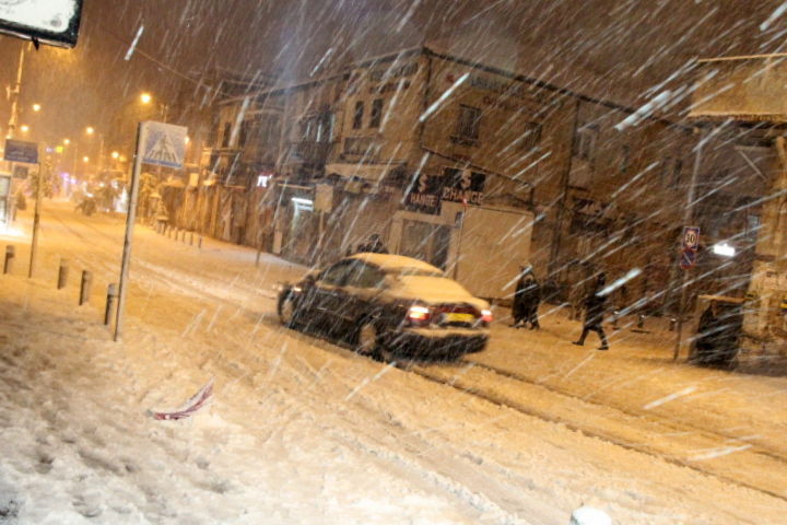 שלג כבד בבירה: הכניסות והיציאות מהעיר - חסומות