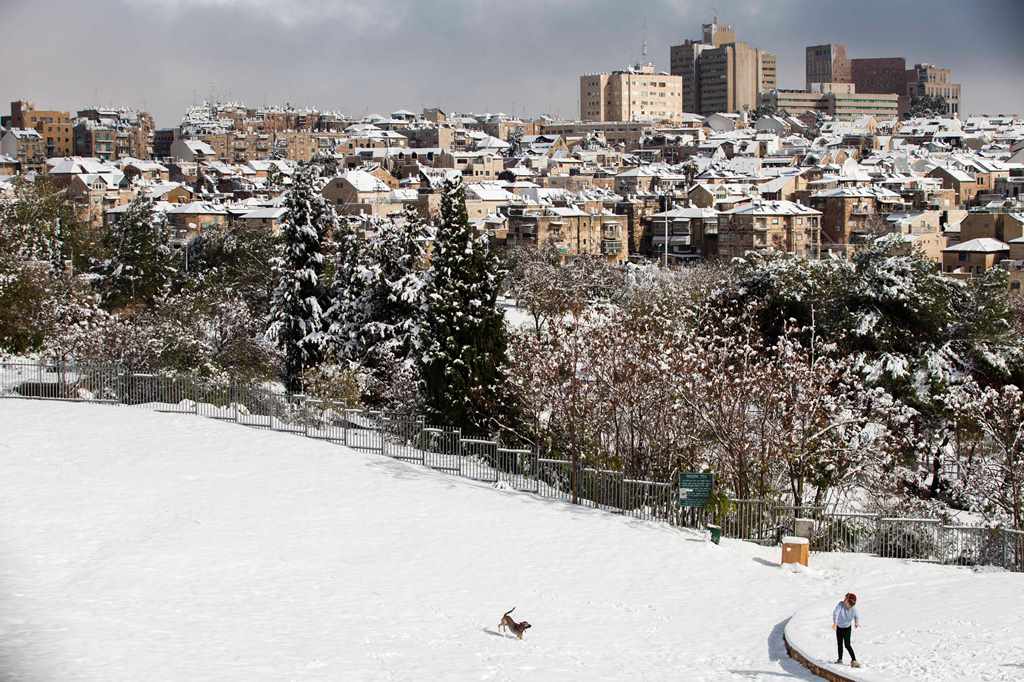 שלג בבירה: כביש 1 נסגר לתנועה, מחר אין לימודים