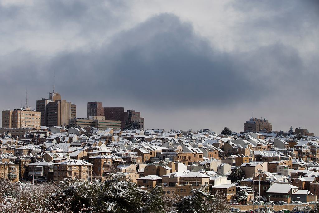 שלג בבירה: כביש 1 נסגר לתנועה, מחר אין לימודים