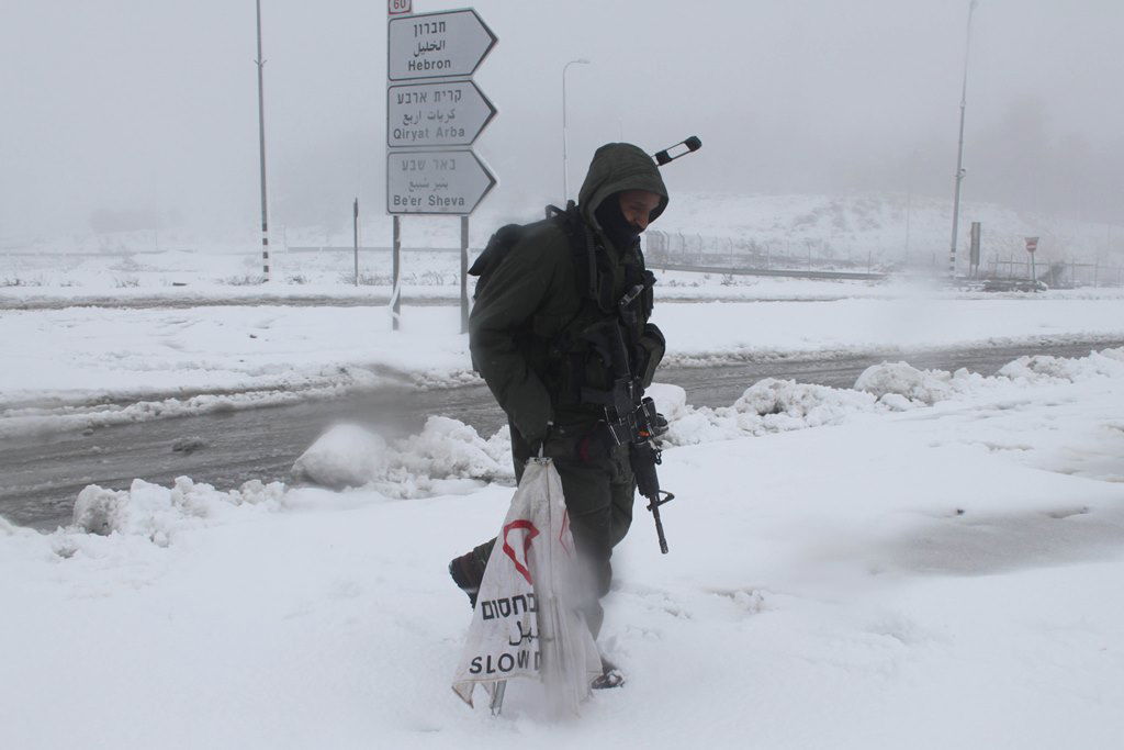 שלג בבירה: כביש 1 נסגר לתנועה, מחר אין לימודים