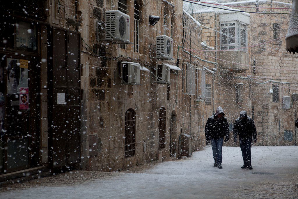 שלג בבירה: כביש 1 נסגר לתנועה, מחר אין לימודים