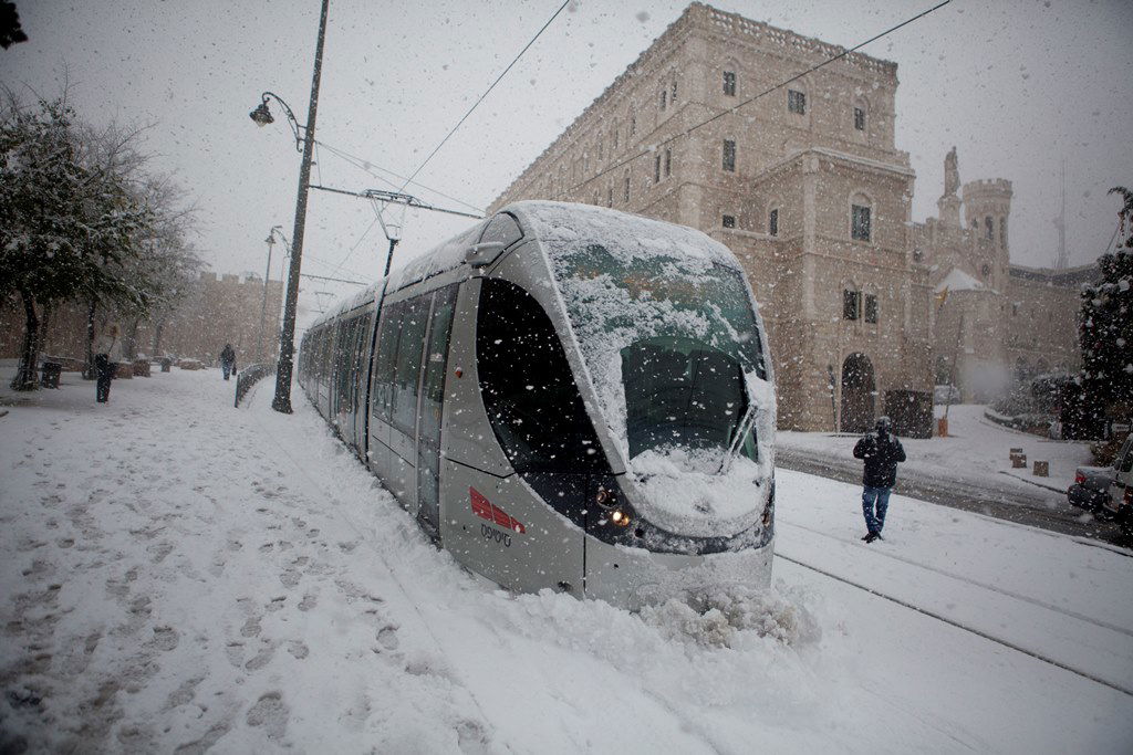 שלג בבירה: כביש 1 נסגר לתנועה, מחר אין לימודים