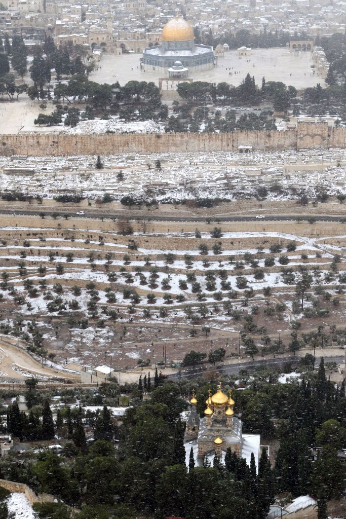 שלג בבירה: כביש 1 נסגר לתנועה, מחר אין לימודים