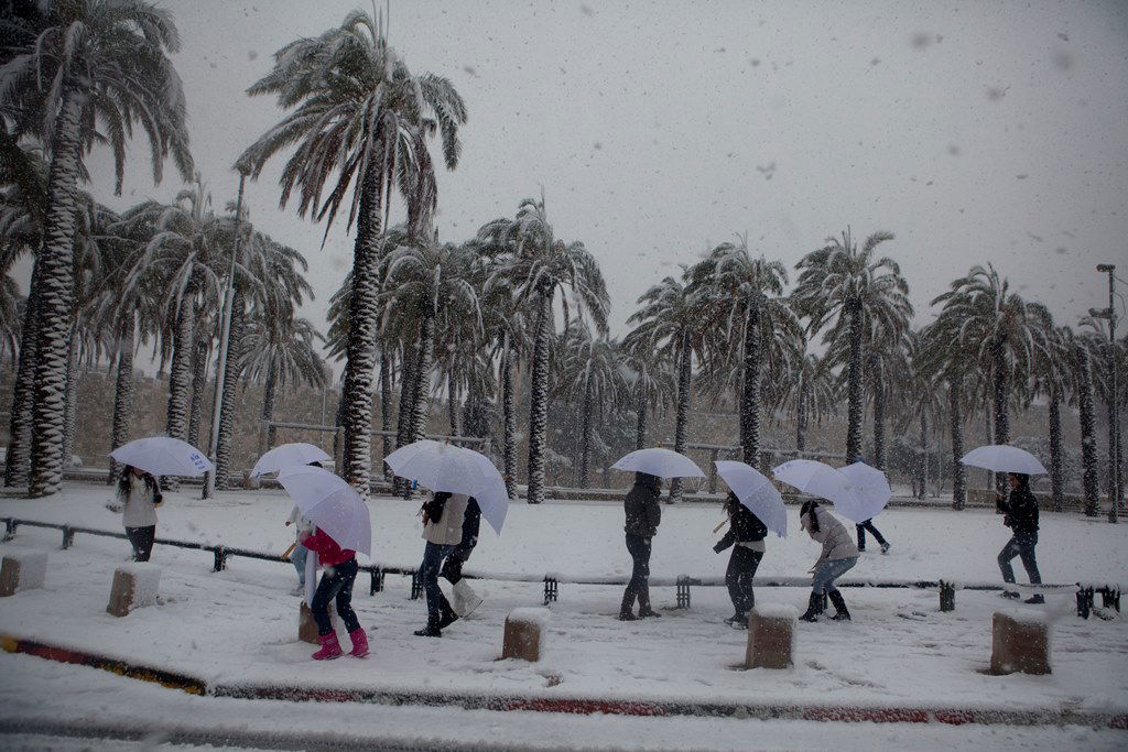 שלג בבירה: כביש 1 נסגר לתנועה, מחר אין לימודים