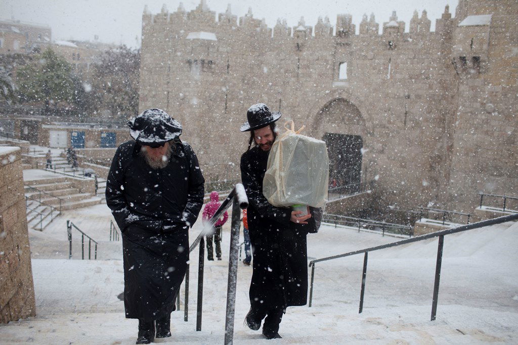 שלג בבירה: כביש 1 נסגר לתנועה, מחר אין לימודים