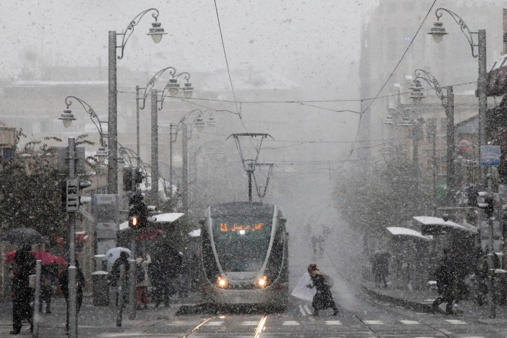 שלג בבירה: כביש 1 נסגר לתנועה, מחר אין לימודים