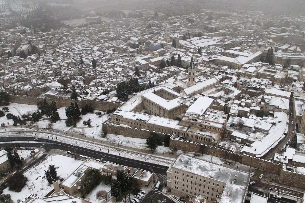 שלג בבירה: כביש 1 נסגר לתנועה, מחר אין לימודים