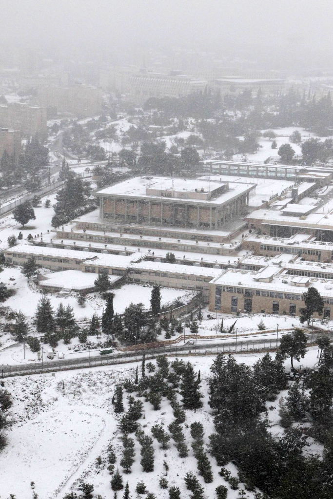 שלג בבירה: כביש 1 נסגר לתנועה, מחר אין לימודים
