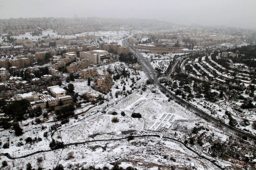שלג בבירה: כביש 1 נסגר לתנועה, מחר אין לימודים