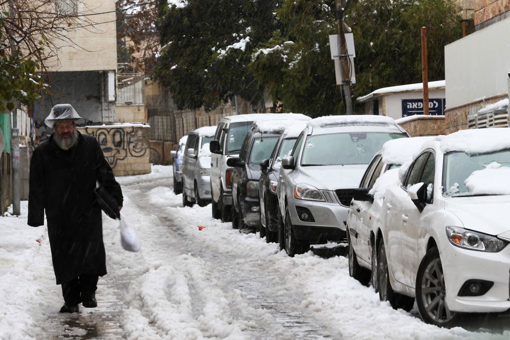שלג בבירה: כביש 1 נסגר לתנועה, מחר אין לימודים