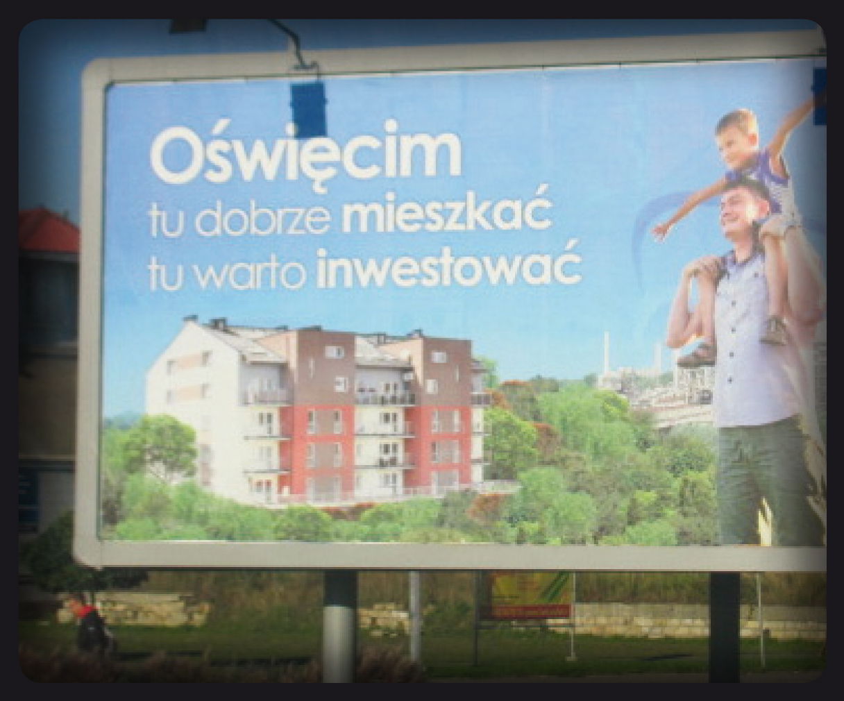 עו"ד אפרים הרמן מפתח תקווה, שלח לי לקראת יום הקדיש הכללי, את התמונה הסוריאליסטית שצילם באושוויץ, עם ההסבר הבא: "לפני כחודשיים, היינו בסיור בפולין עם הרב אריה הנדלר משעלבים. קבוצת מבוגרים של כשלושים איש במסע של שבוע דוגמת המסעות של בני הנוער. המסע היה מדהים. לדעתי אין אפשרות לקלוט את מהות השואה בלי להיות במקום שבו אירעו הדברים. רק שם, בבירקנאו, מול ההריסות של תאי הגזים והמשרפות, אתה קולט מה שקרה.