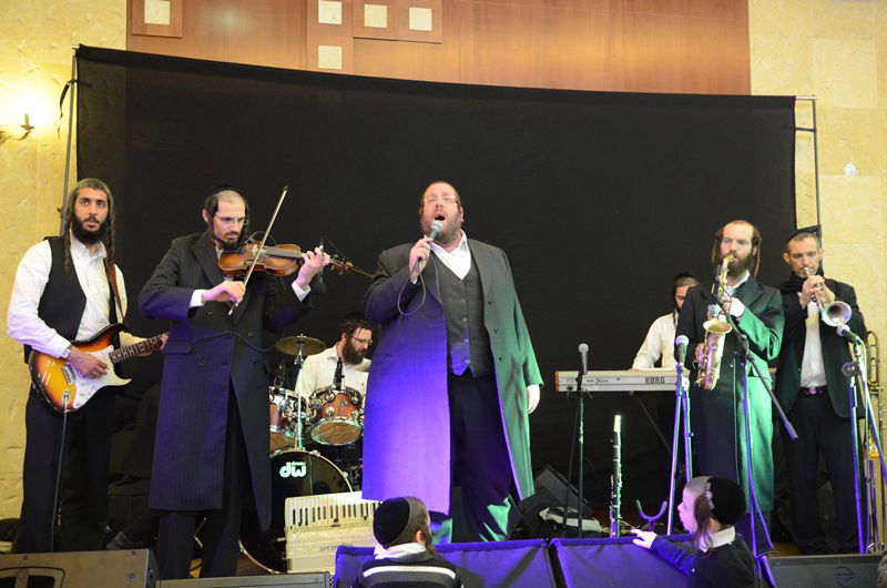 רה"ע מאיר רובינשטיין חיתן, אלפים הגיעו לאחל מזל טוב