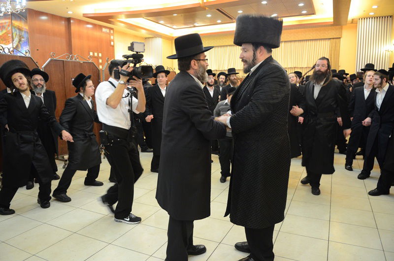 רה"ע מאיר רובינשטיין חיתן, אלפים הגיעו לאחל מזל טוב