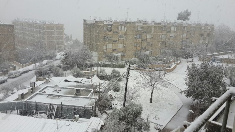 שלג כבד עוטף את ירושלים; אין כניסה מכביש 1 ו-443