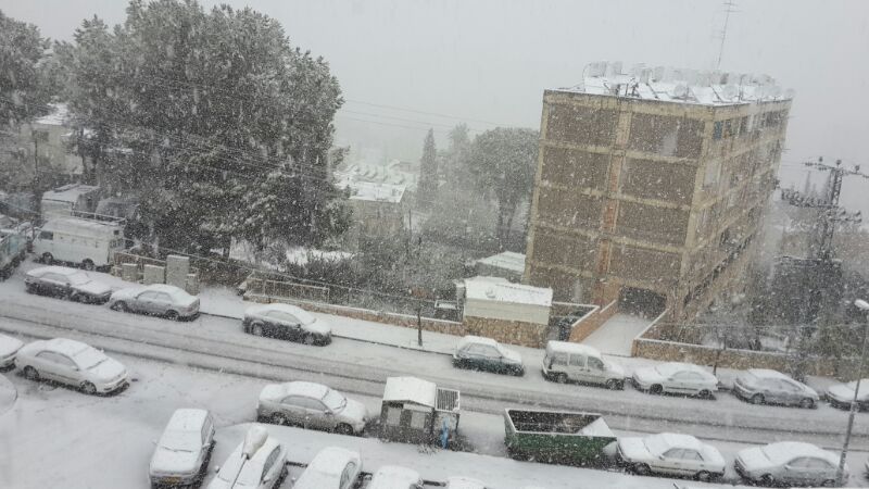 שלג כבד עוטף את ירושלים; אין כניסה מכביש 1 ו-443